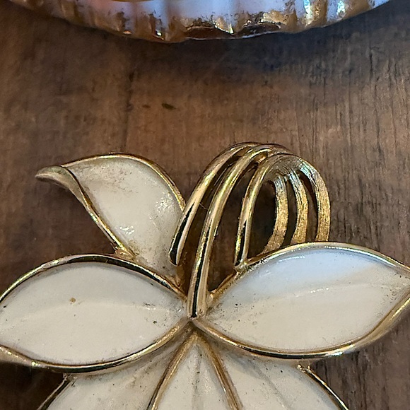 Vintage Trifari Enamel Flower Brooch White & Gold-Tone Signed 1950s-1960s Era - Picture 3 of 5